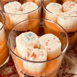 🍂 Vaše oblíbená podzimní svíčka je zpět skladem! Podzimní edice č. 3 z naší voňavé dílny je znovu dostupná 🕯️🎃 Ručně...