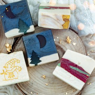 . 🧼❄️ Vánoce voní po mýdle... Zima má své kouzlo — a my jsme ho zachytili do tří výjimečných ručně vyráběných mýdel. 🌟...