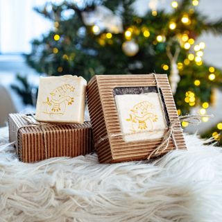 Malý, elegantní a voňavý dárek? 🎁 Dárkové balení mýdla Šťastný sněhulák je ten pravý. Zlatý sněhulák v bílém mýdle a zimní...