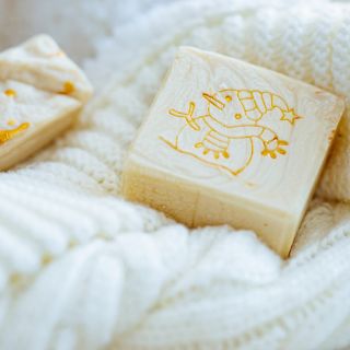 Zajistěte si bílé Vánoce. S naším mýdlem Šťastný sněhulák ⛄️ ho budete mít aspoň v koupelně. ❄️ #darek #vanoce #mydlo